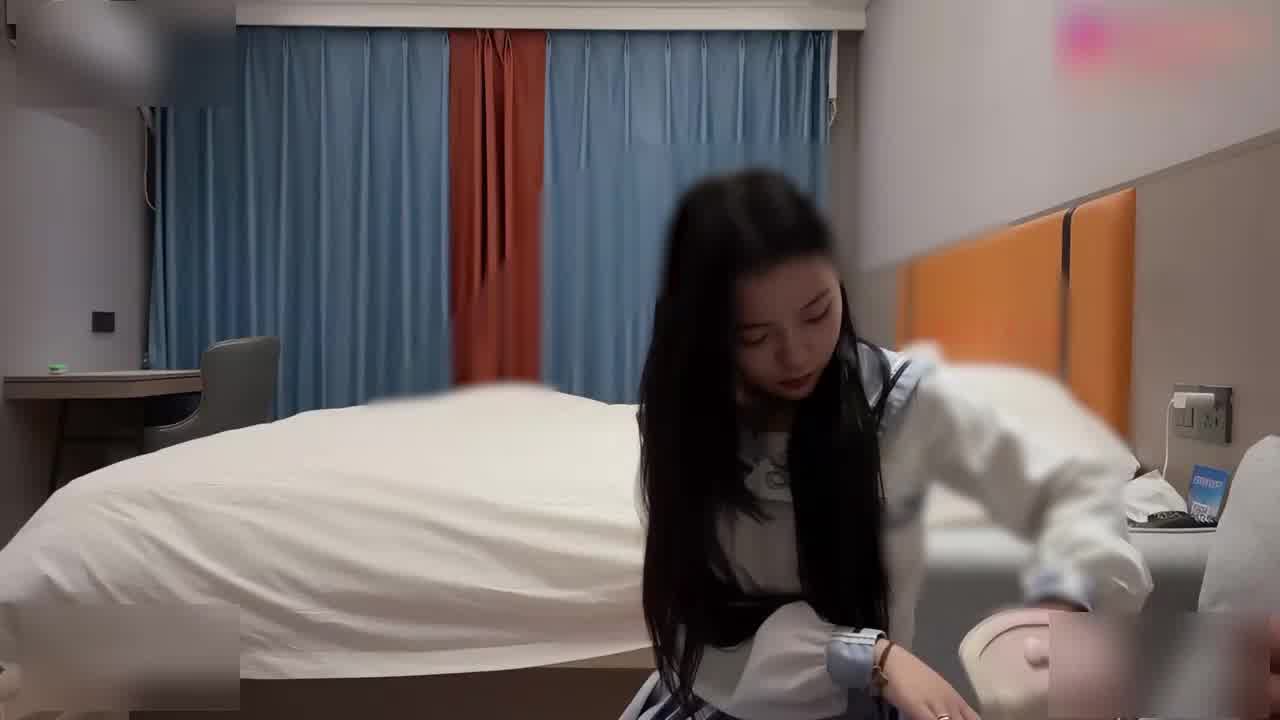  【18岁嫩妹】娇小可爱，背着男朋友约操，爱好sm，极致反差‘用力草我不要停，好爽啊爸爸’淫语不断 的剧照7