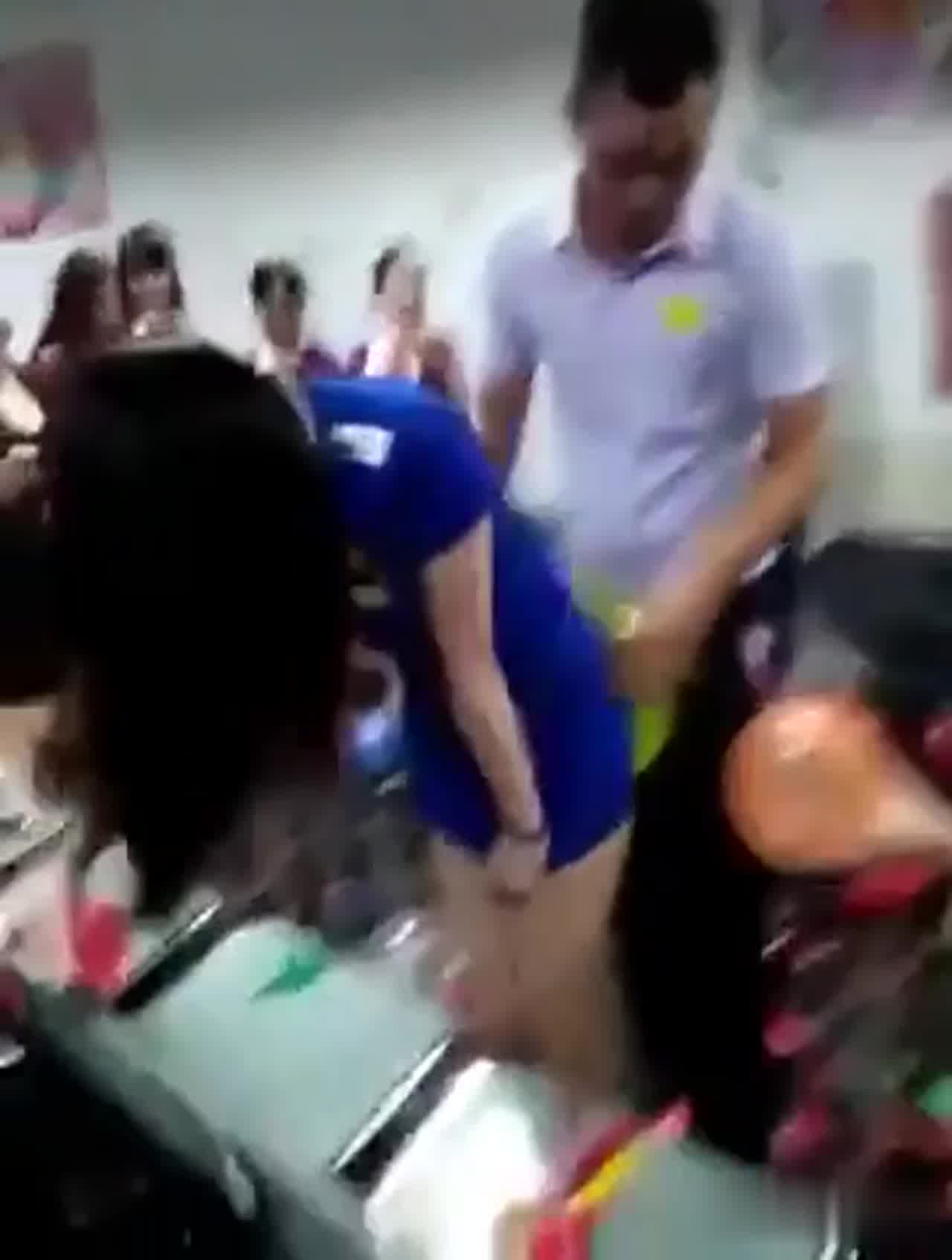  后入爆气球比赛小姐姐怕走光 的剧照10