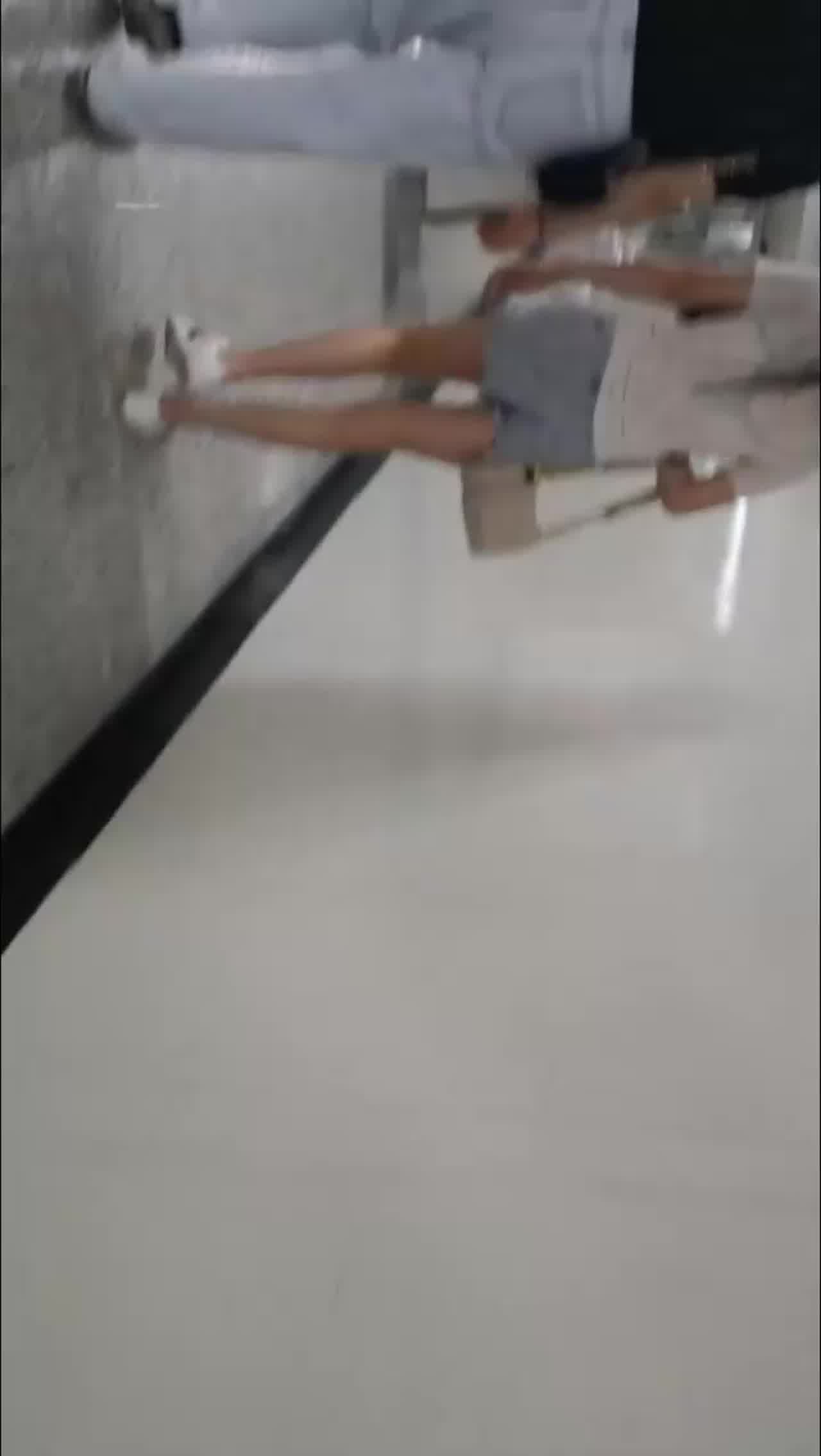  【重磅黑料】户外大神，公共场所，尾随美女，掏出鸡巴就对臀部喷射精液！翻车了：哎呀变态，曹尼玛，傻B啊 的剧照5