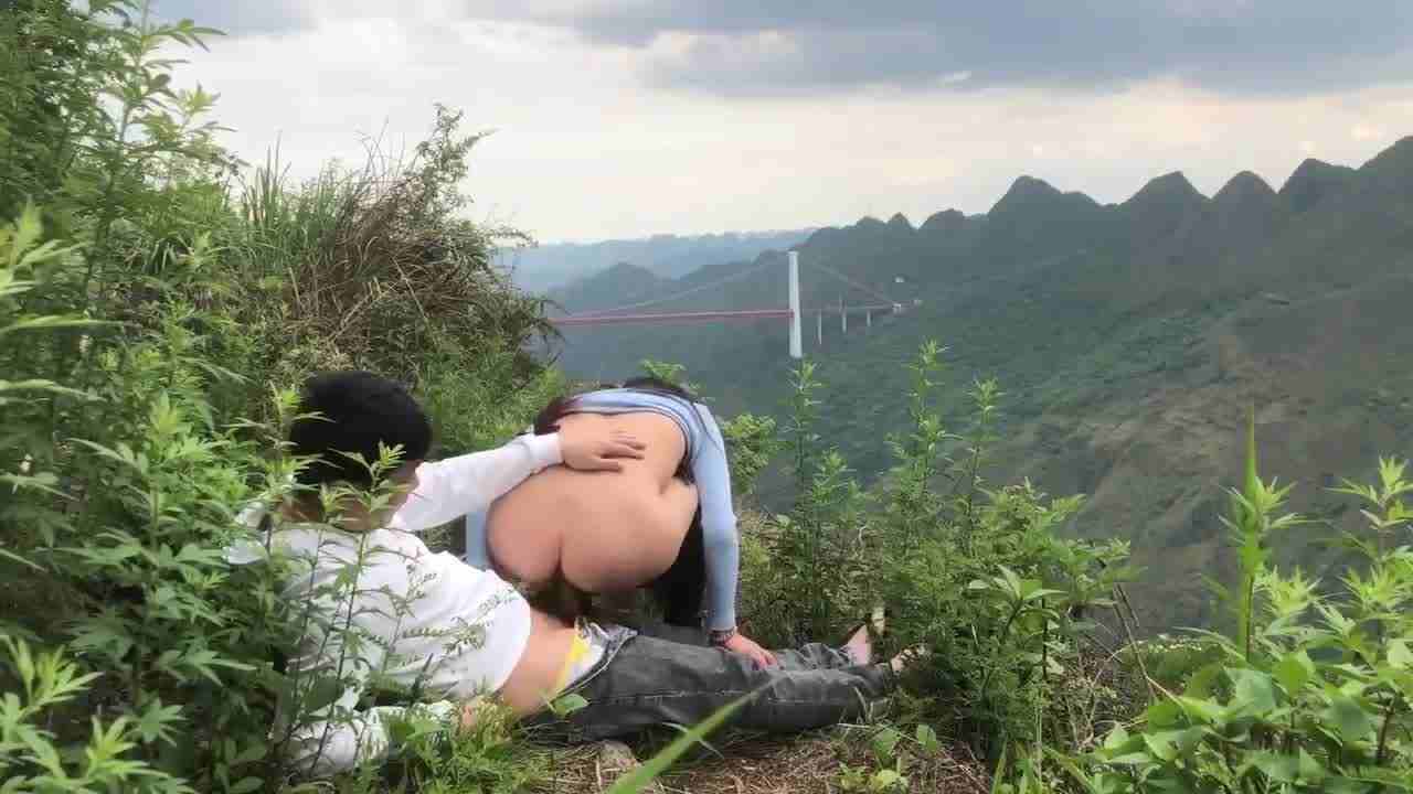  【野外偷情】留守少妇耐不住寂寞，与炮友爬山野战，真TM刺激，浪叫不止，差点被发现 的剧照9