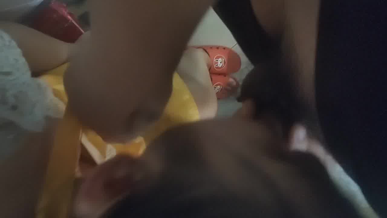  老婆在店里帮口交 的剧照4