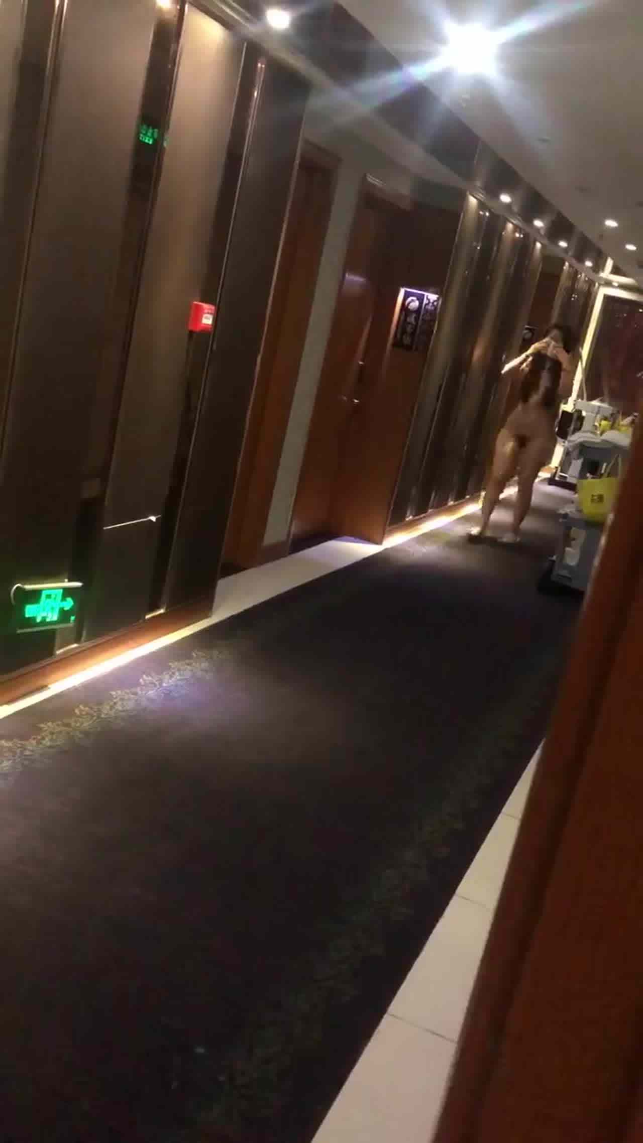  宾馆走廊走秀一圈 的剧照4