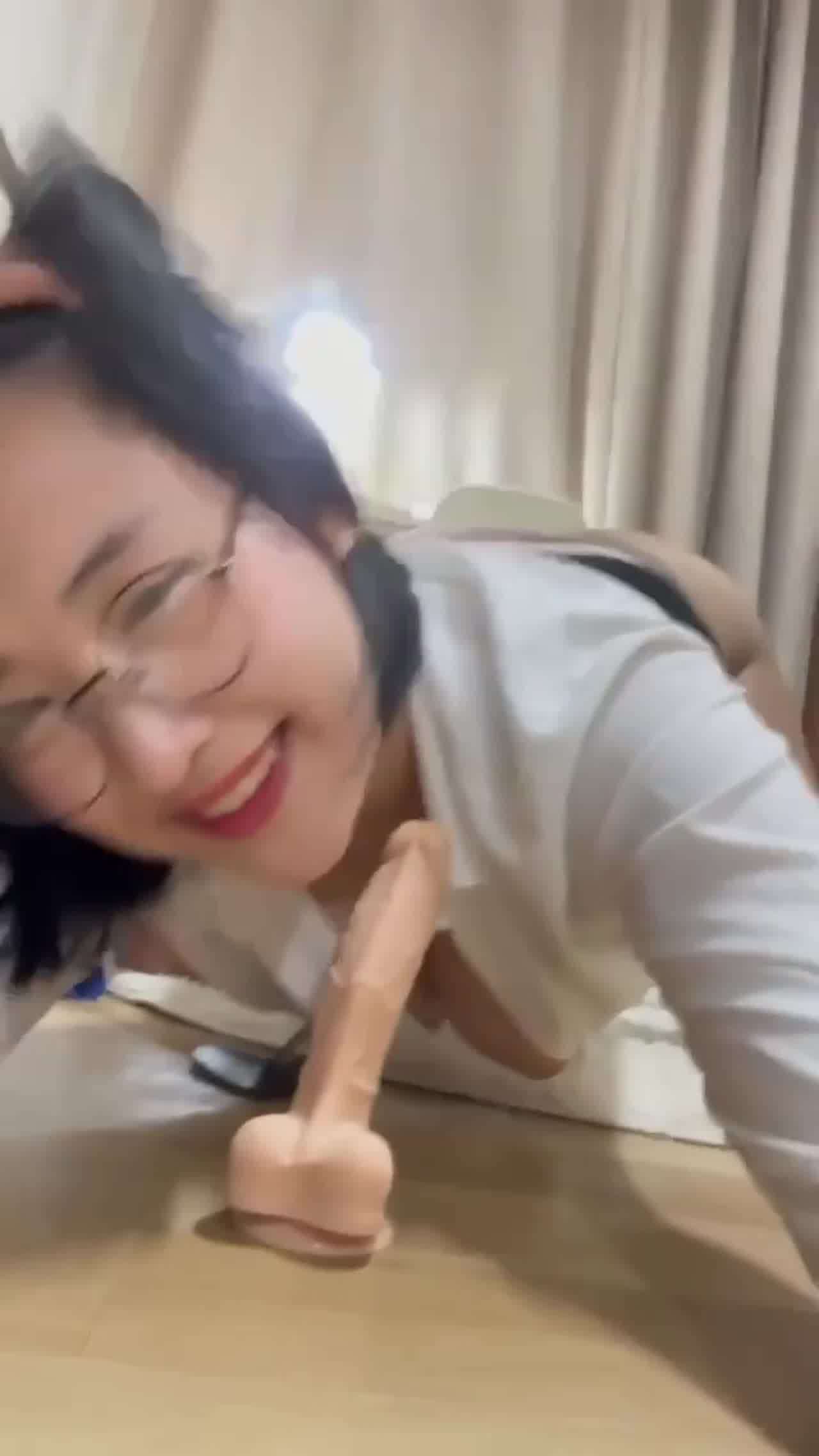  黑丝反差翘臀女友口活一绝 的剧照3