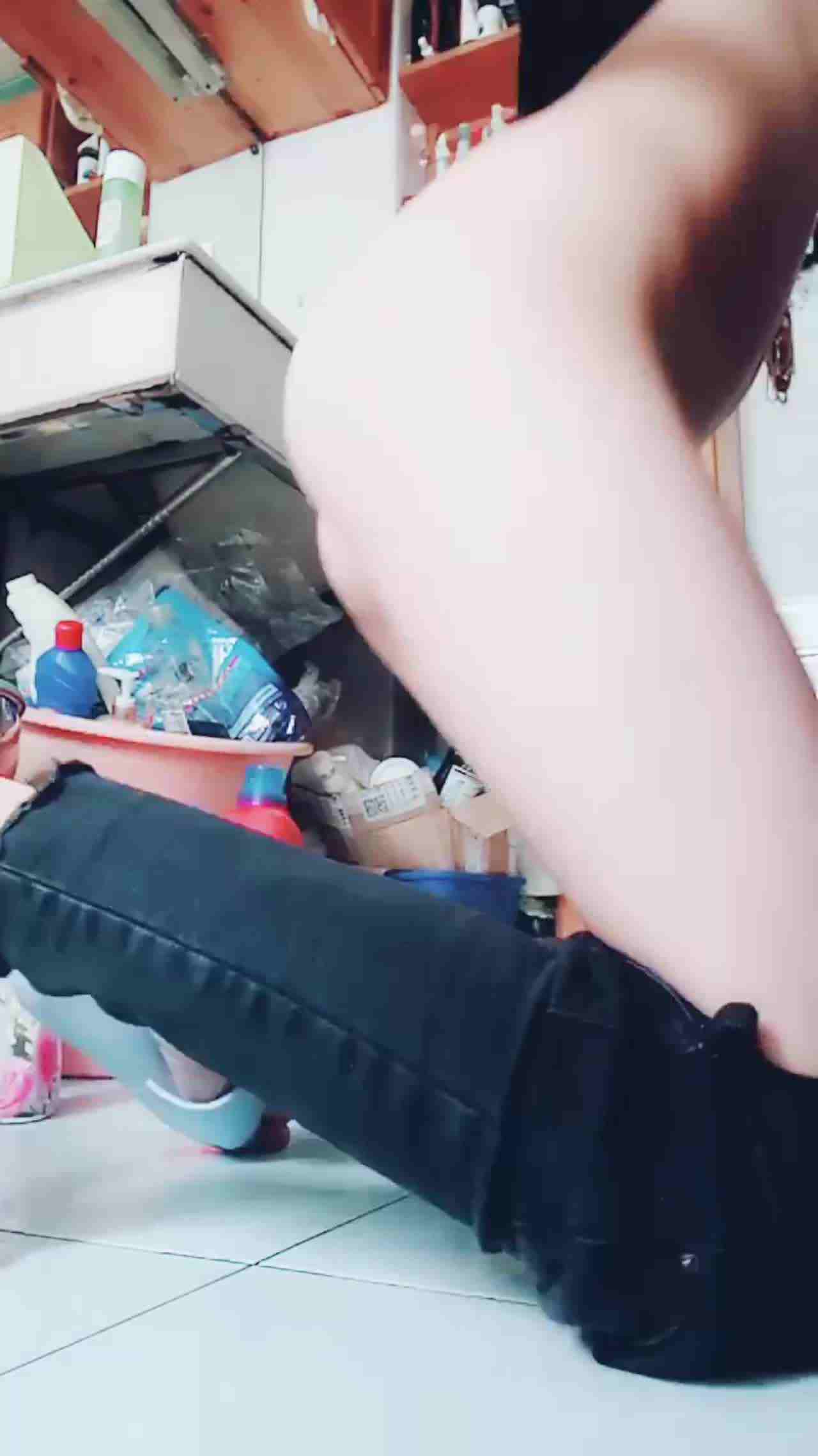  跪着摸给小哥哥们看！ 的剧照6