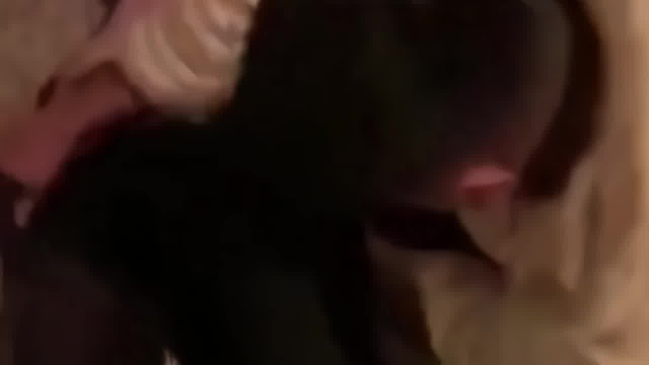  捉奸现场混战群殴，斗小三，街头趴衣大嘴巴子不要钱 的剧照10