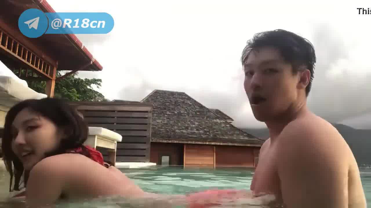  情侣露天游泳池口交水中做爱 的剧照1