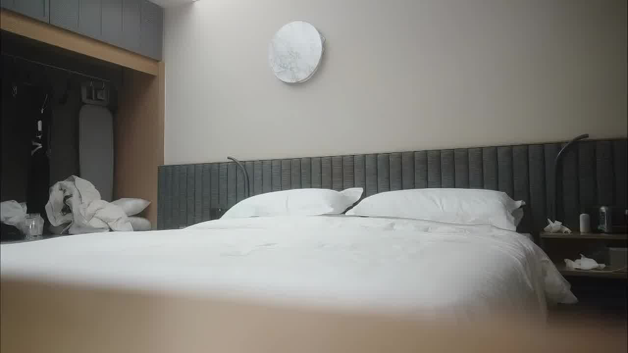  【把鸡操哭了！还偷偷摘套射】看到妹妹哭还给了200小费，被操的一直推开男主，被强行摁住操了40分钟才 的剧照7