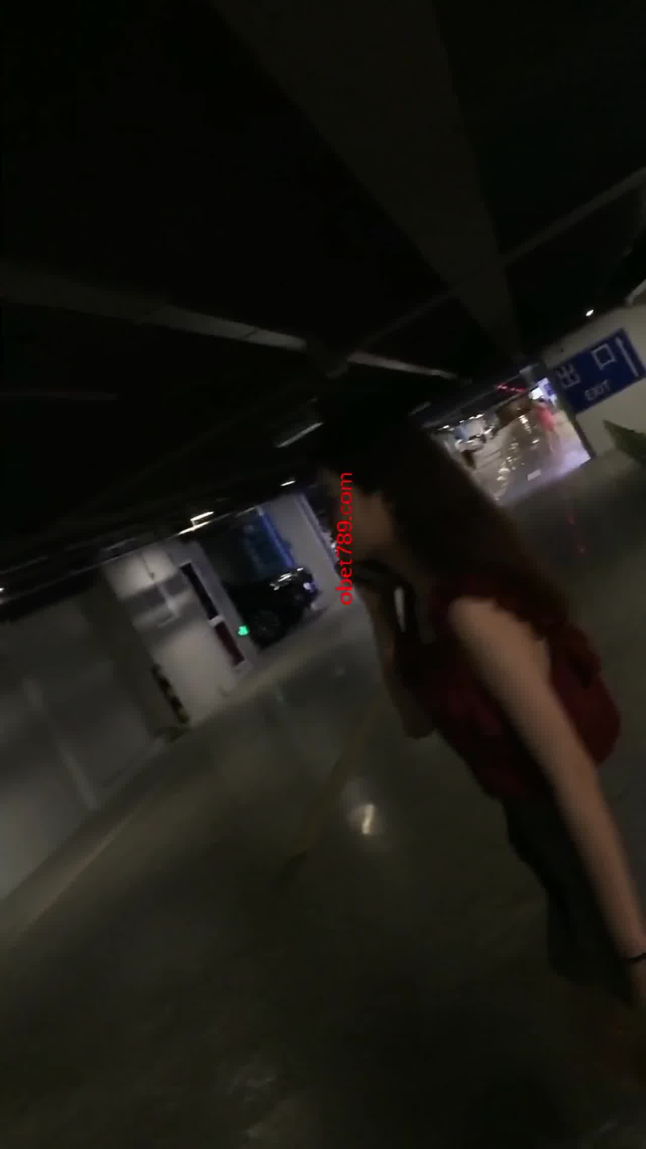  尾随偷拍气质颜值美女裙底风光 的剧照2