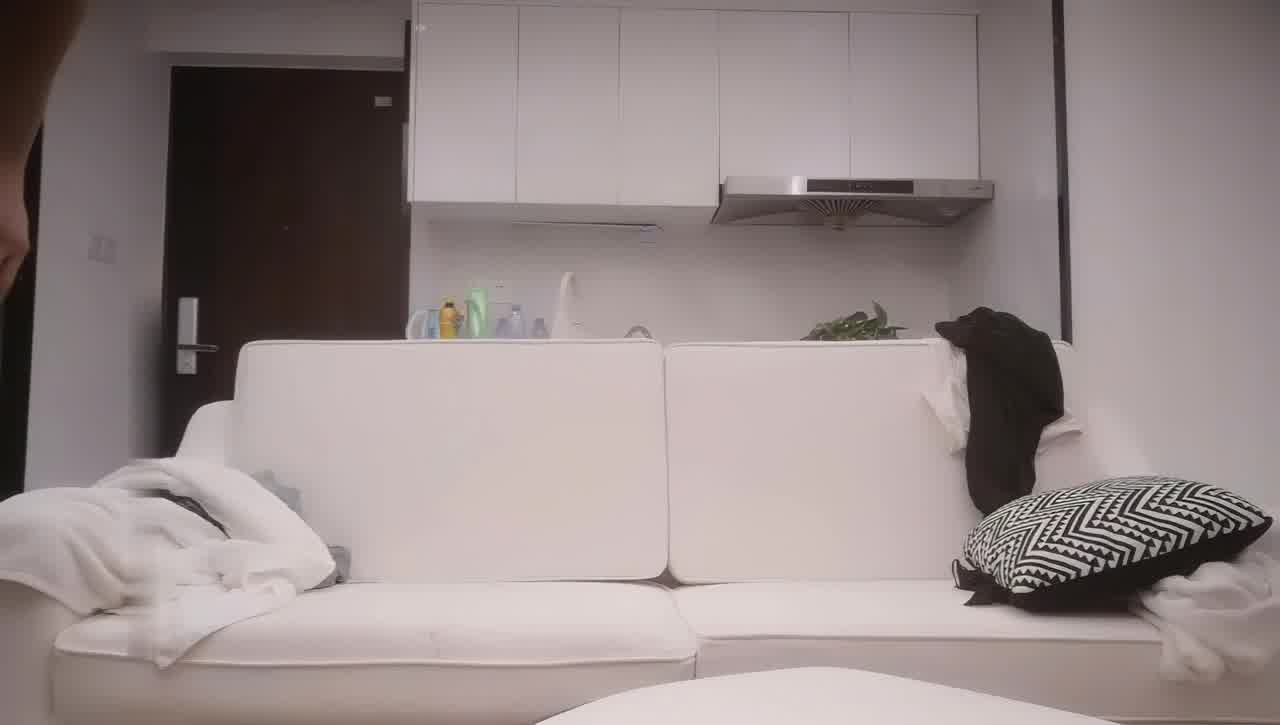  叫上女友再叫一个妹子玩双飞，一起洗澡舔弄镜头前扣逼，骑坐猛操抬腿站立侧入 的剧照4