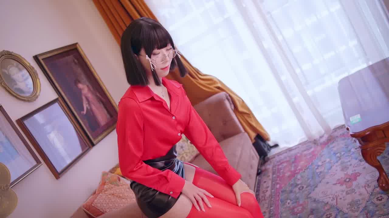  冷冷 写真 短发极品眼镜ol红蕾丝内裤丝袜等你来品尝 的剧照10