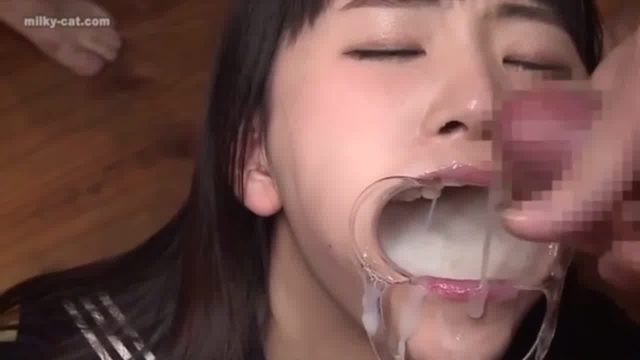  变态水手服女高中生强制饮精 的剧照6