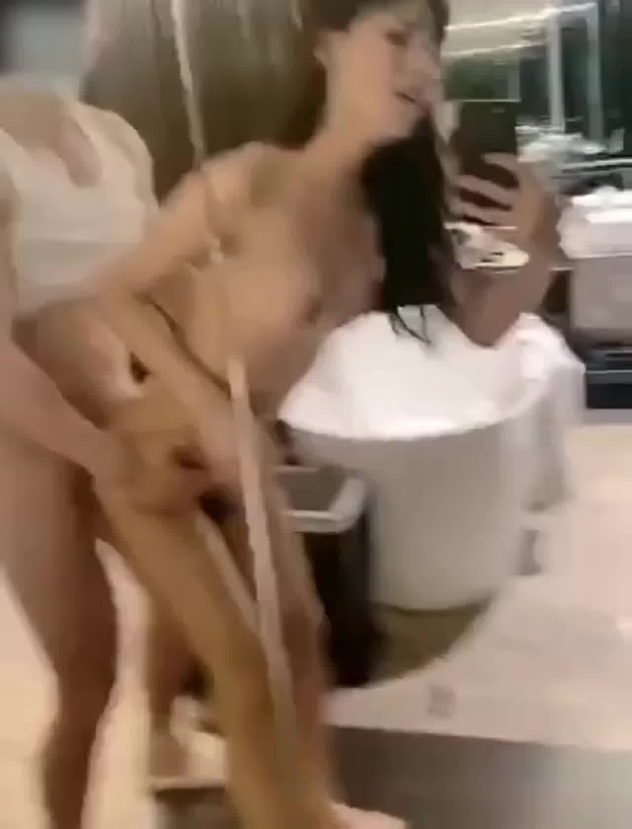  镜子前小姐姐被日惨了 的剧照3