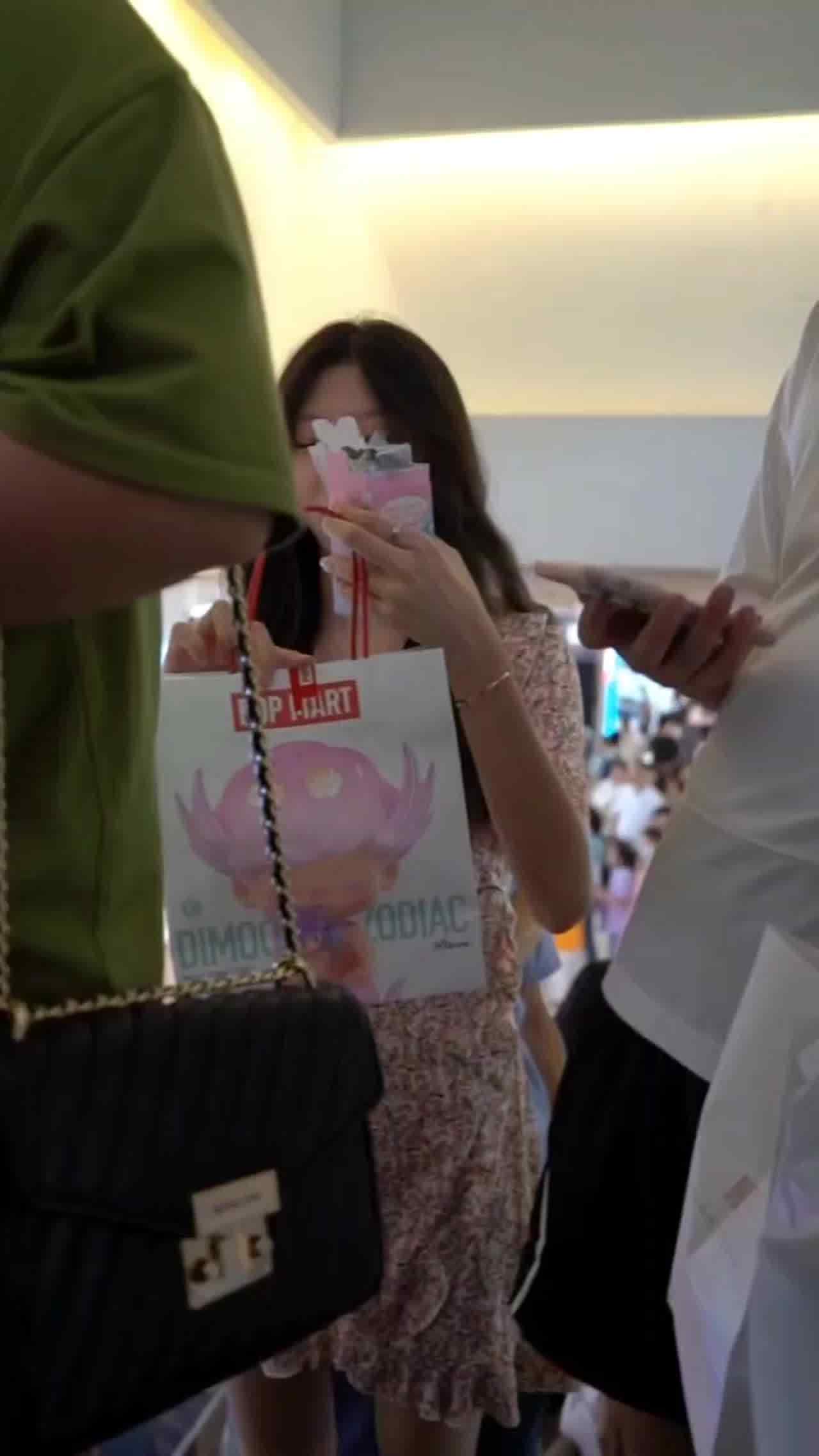  跟着男朋友一起逛街都能被偷拍到 真是太不小心了 的剧照7