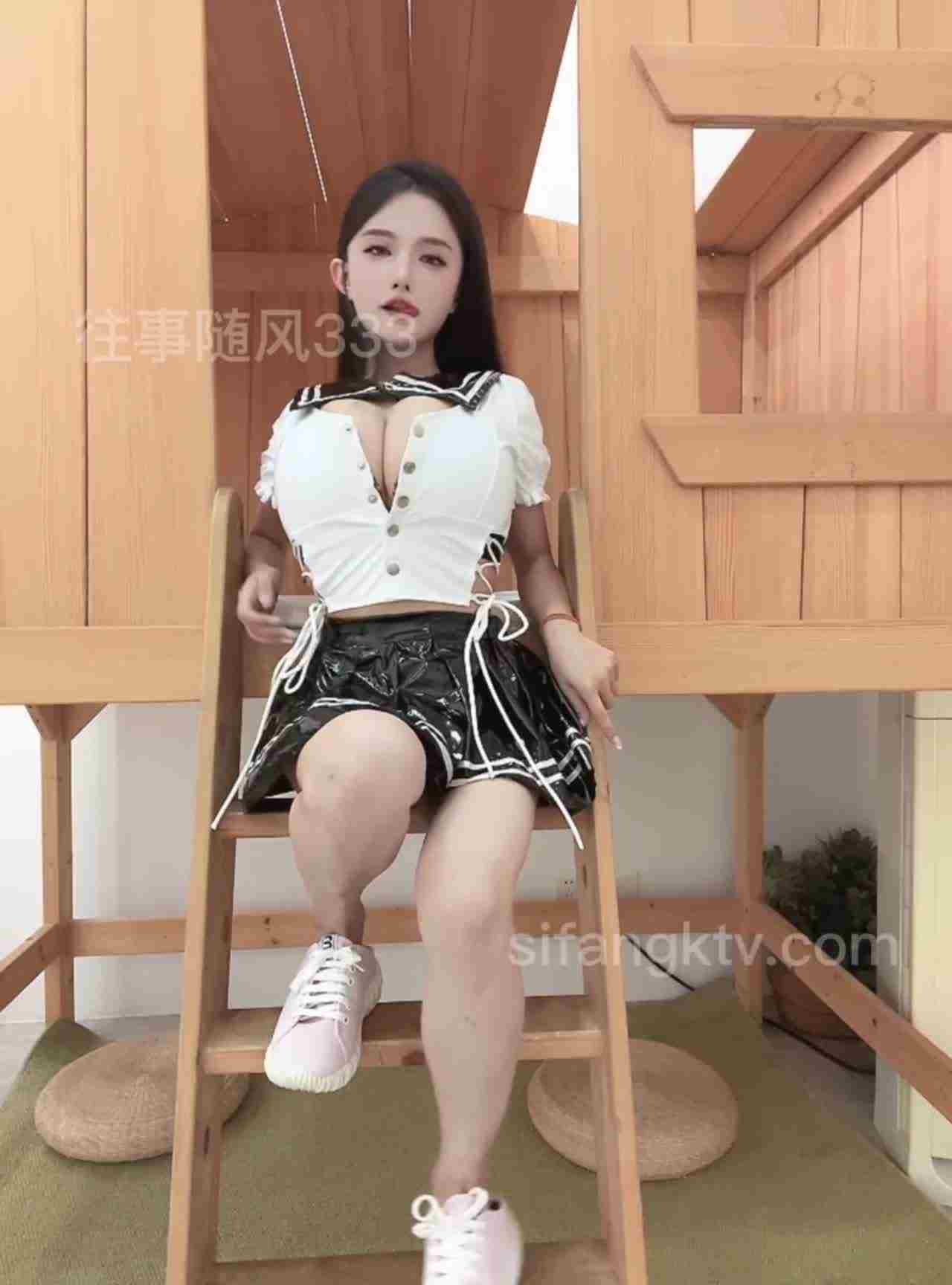  虎牙 爆乳正妹穿着学院风制服好性感 前凸后翘 口水狂流 的剧照3