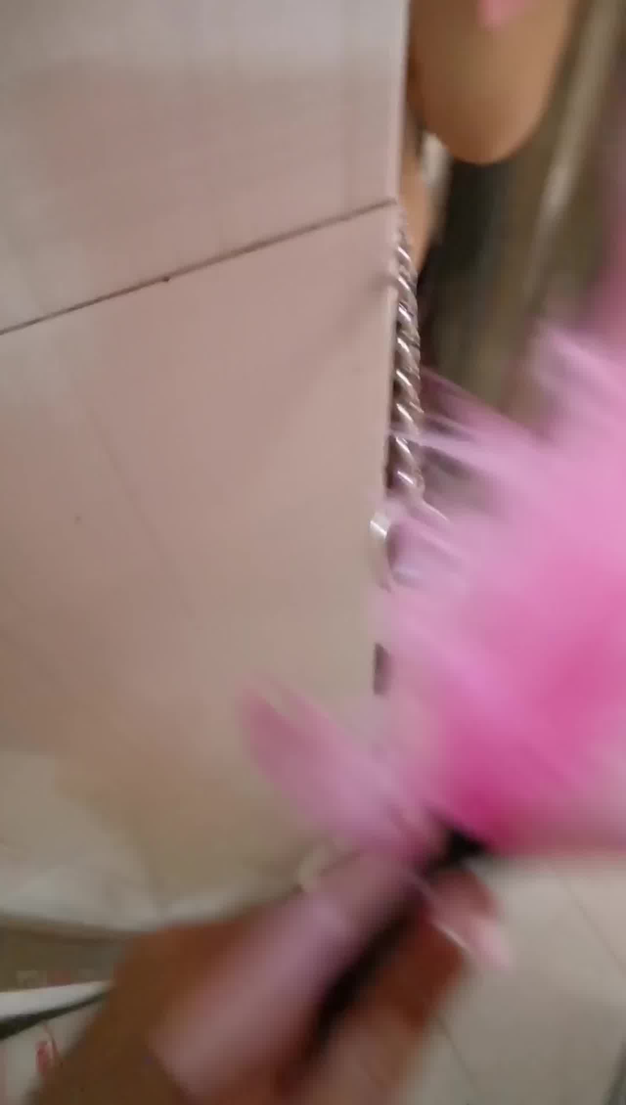  厕所搞完了，又拉我出去玩，太过分了 的剧照4