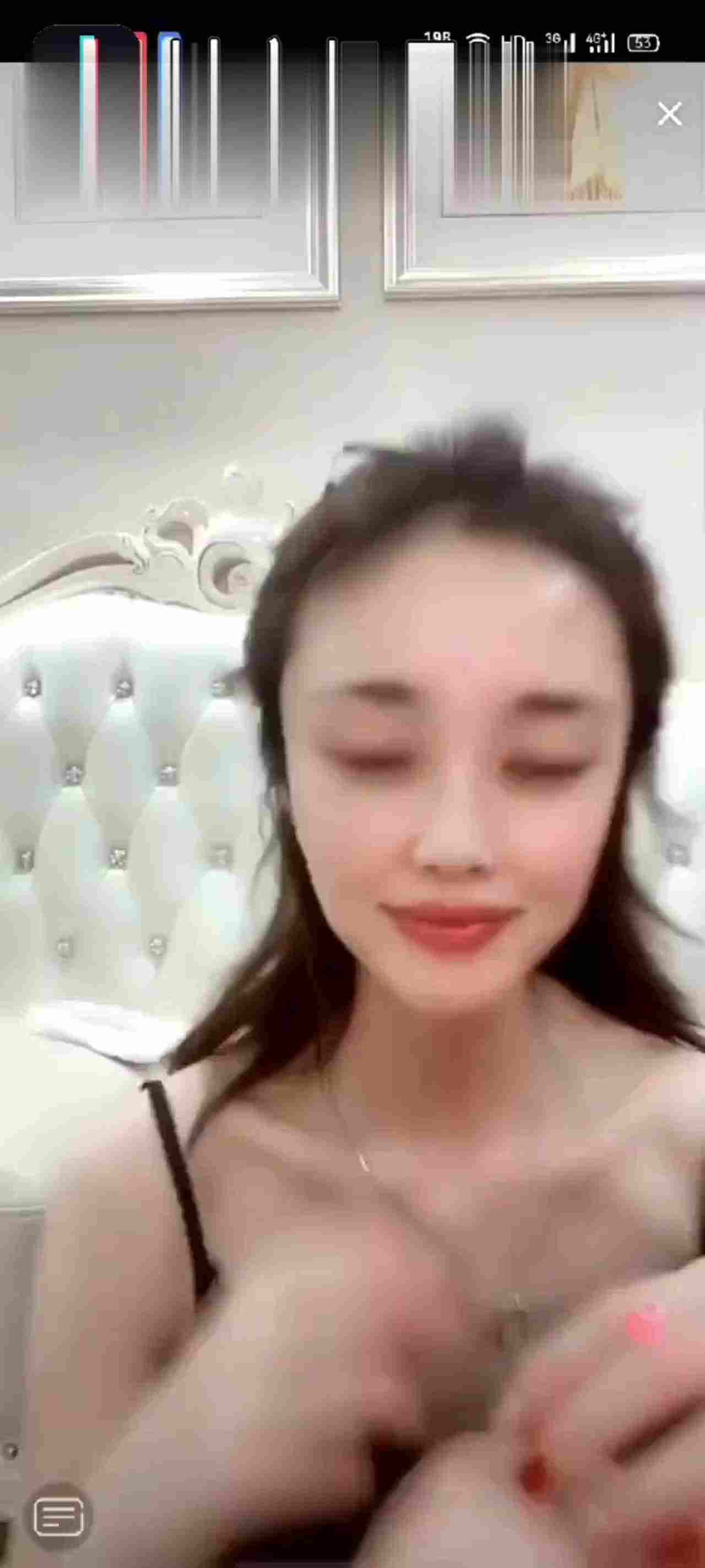  抖音走光系列-大胆露奶 的剧照3