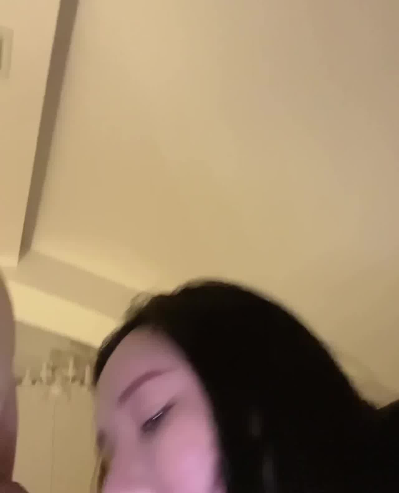  主人后入舔他的肛门和鸡巴 的剧照2