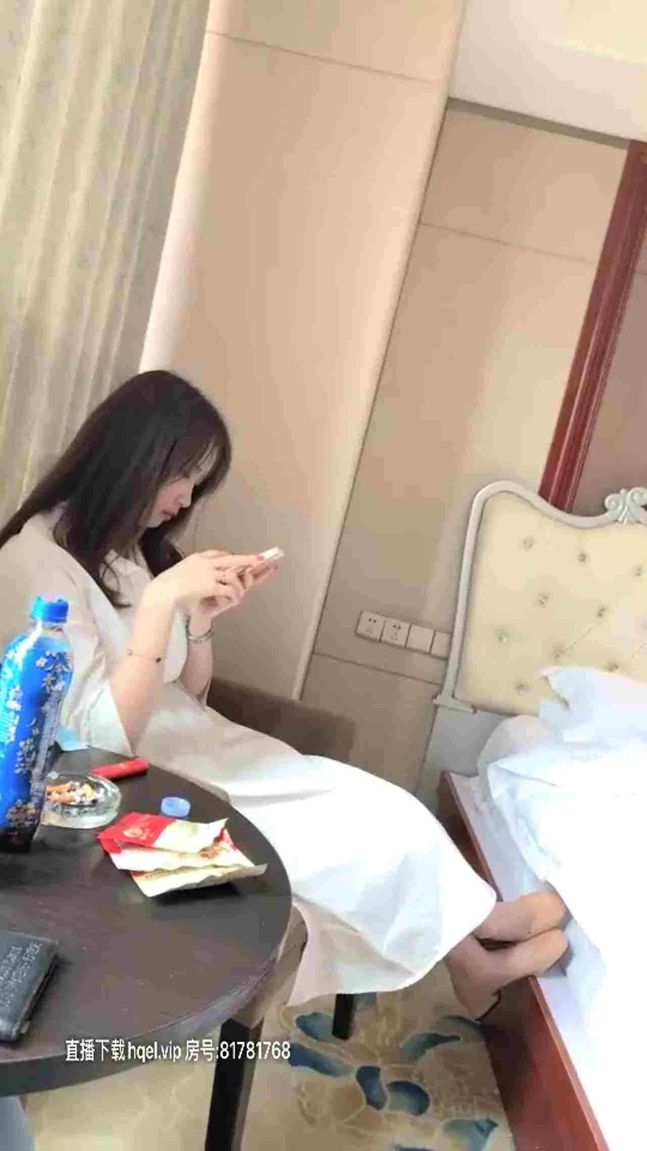  火辣身材甜美D罩杯妹子酒店3P轮流啪啪（一） 的剧照7