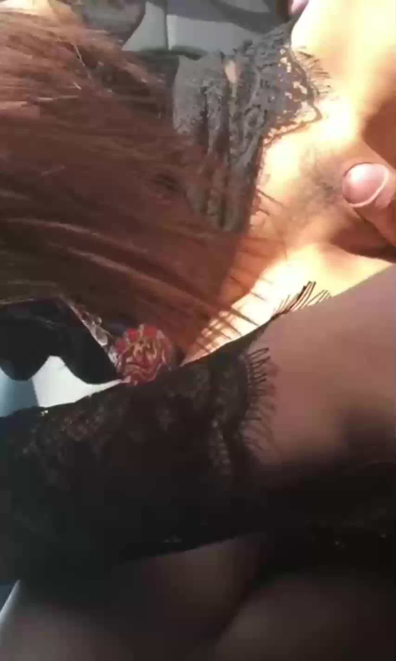  跟老婆户外车震打炮，爽到骚话一堆 的剧照6