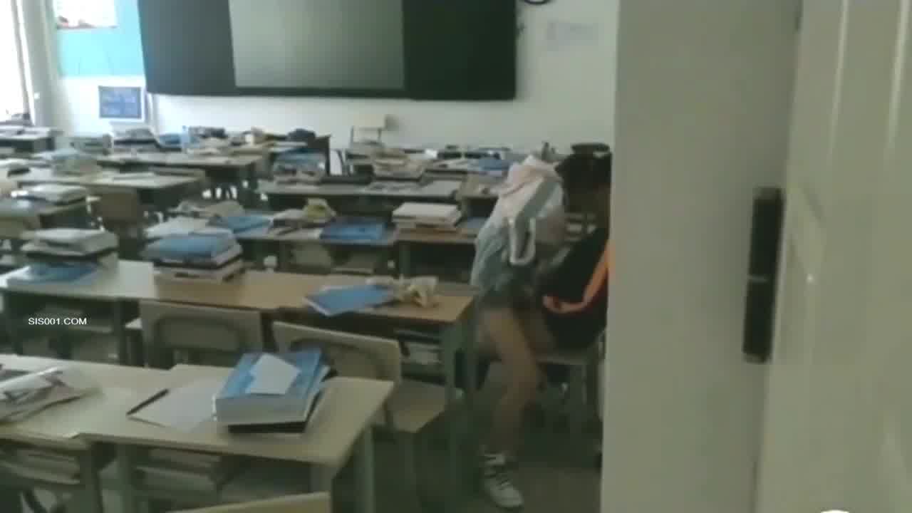  网曝门事件 偷窥初中同学在教室啪啪 的剧照4