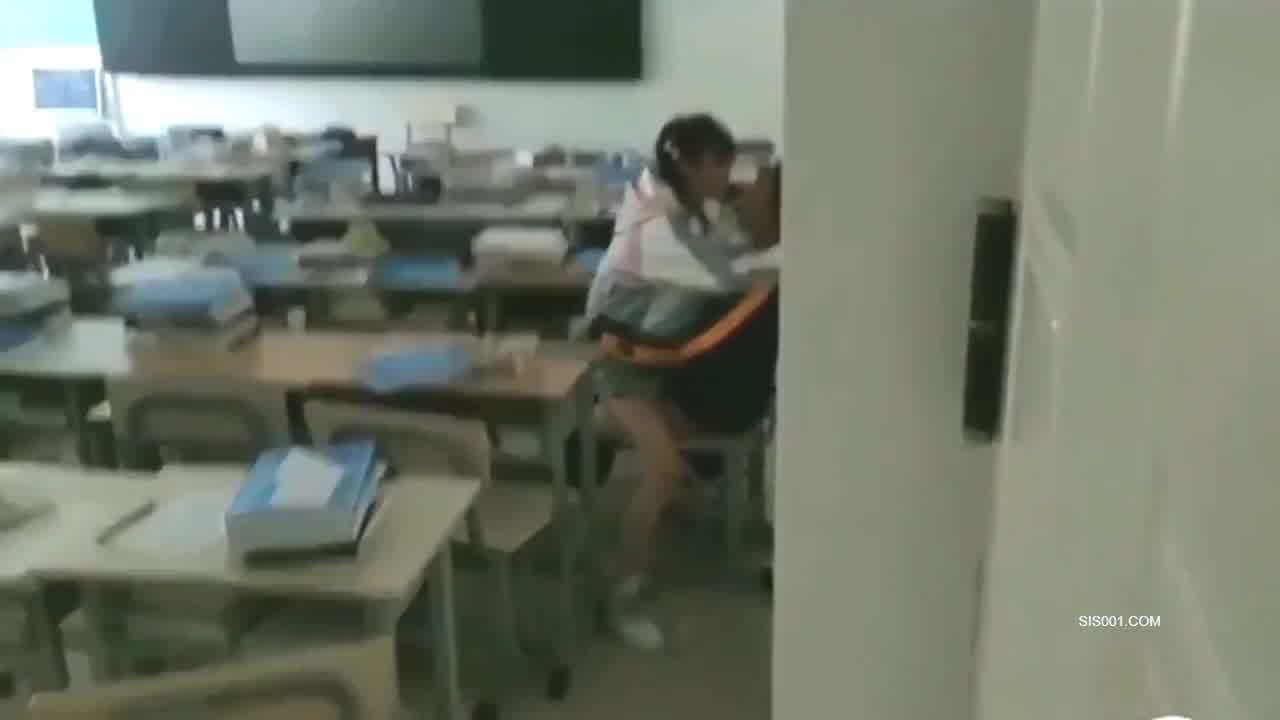  网曝门事件 偷窥初中同学在教室啪啪 的剧照10
