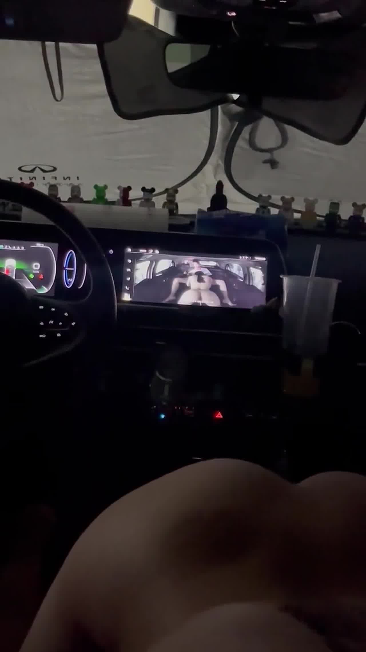  好个车震口活！等不到饭店就开始操了都 的剧照2