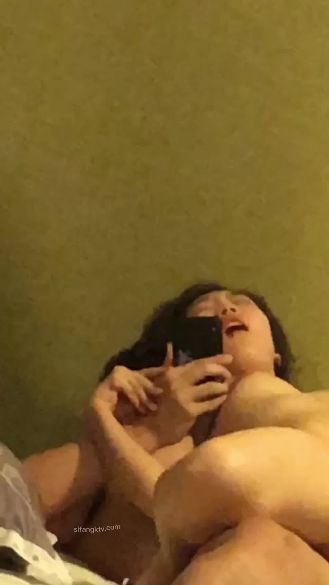  让妹妹看看自己被日的骚样 的剧照4