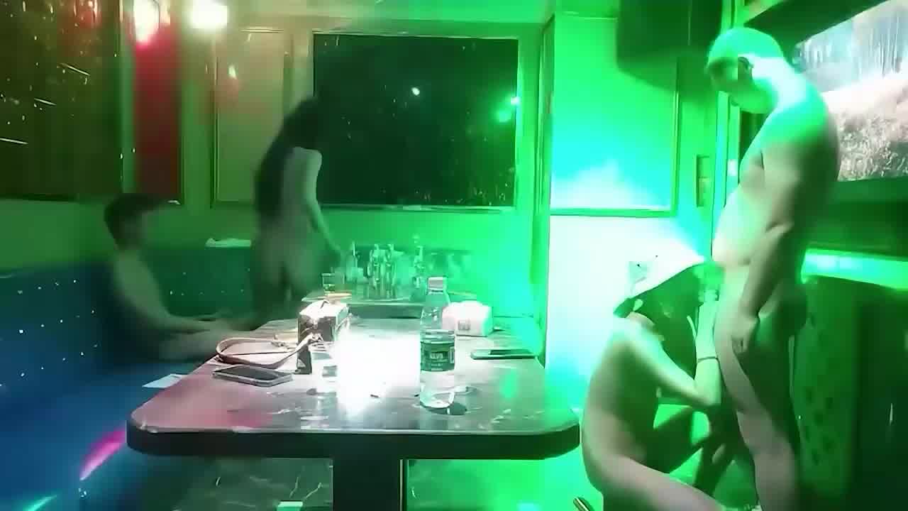  私人选妃KTV，扒光衣服激情热舞，任意挑选兄弟包厢比拼 的剧照2