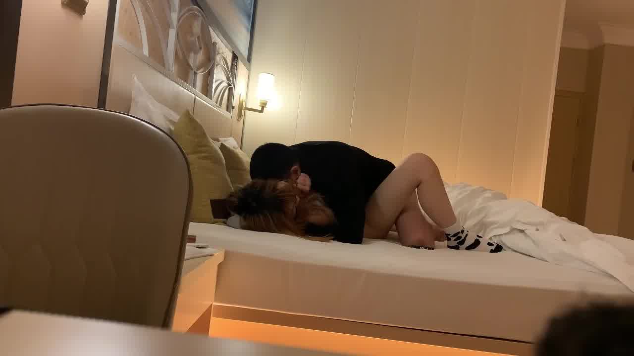  自购推特约炮大神-我操，你他妈时候把裤子脱了啊？真实强推黄头发的妹妹，各种姿势超暴力的插入 的剧照9