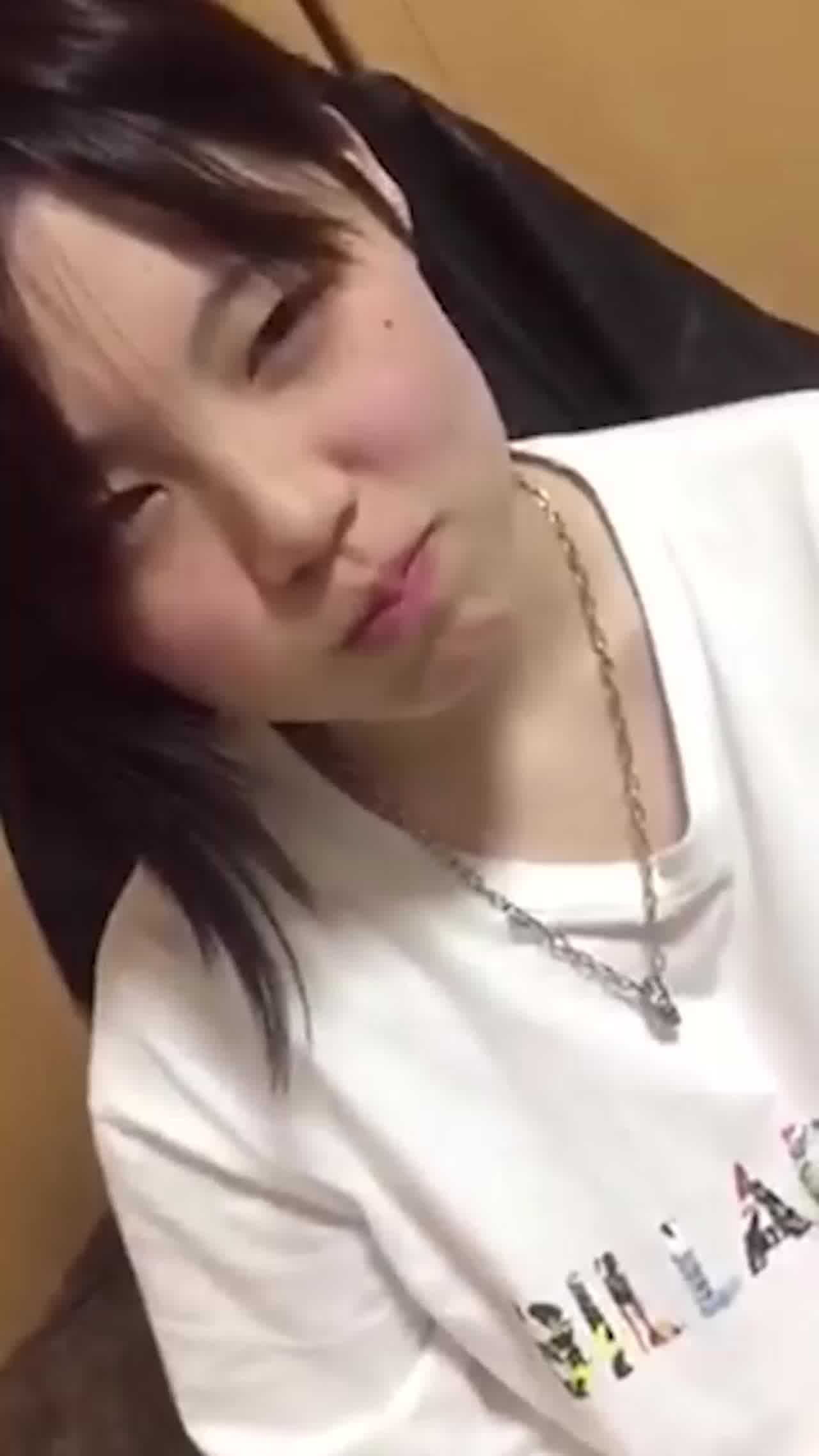  泄密实拍流出大学女友第一次吃精，难以下咽 的剧照2