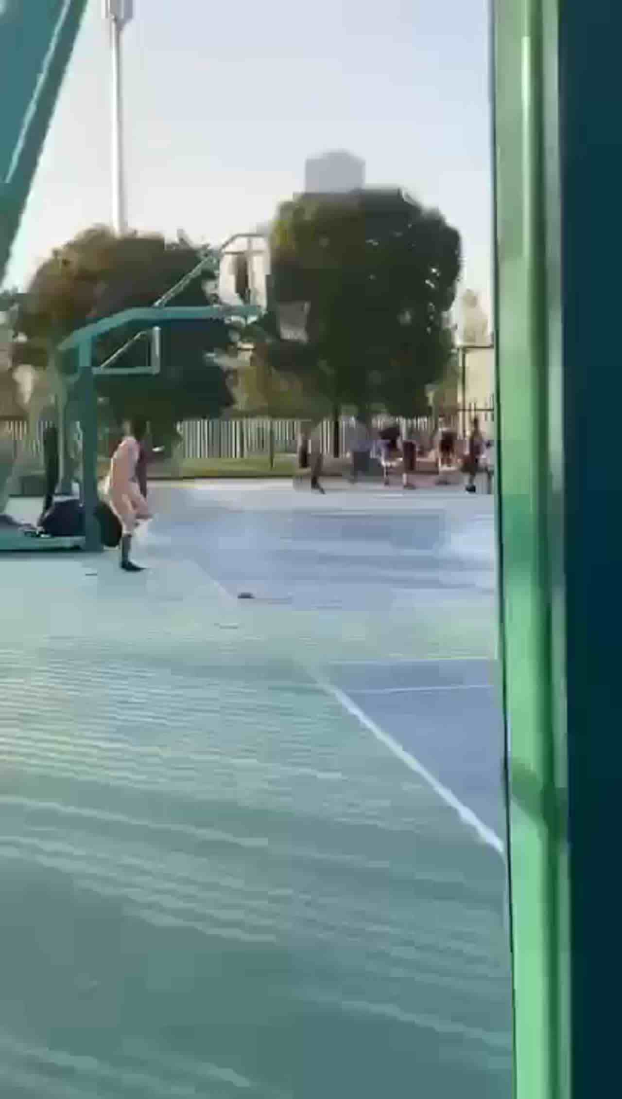  正妹球场脱衣加油，还是来帮倒忙的？看的大家整个懵掉了 的剧照2