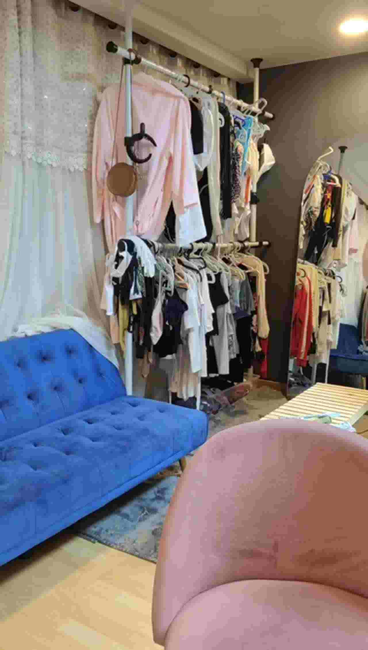  韩国女主播大方秀出自己的约泡专用淫荡衣柜 超辣牛仔裤 的剧照6