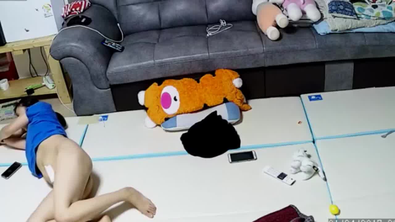  【居家摄像头破解】大叔地板上猛操白嫩的媳妇直接给她干趴了 的剧照1