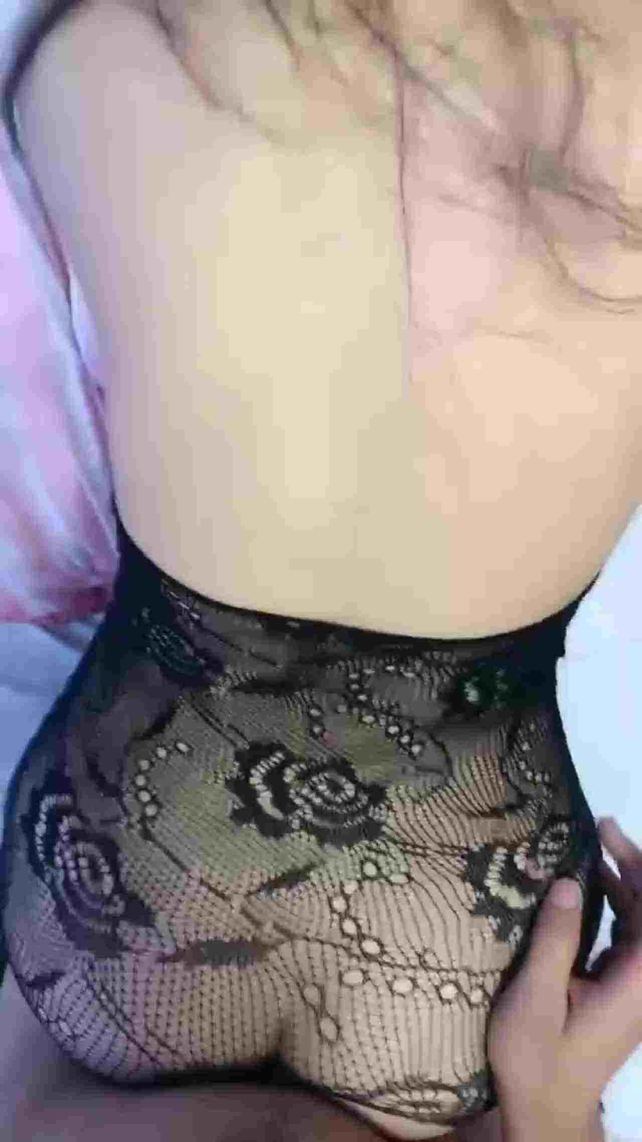  网衣少女直拨性爱趴 的剧照2