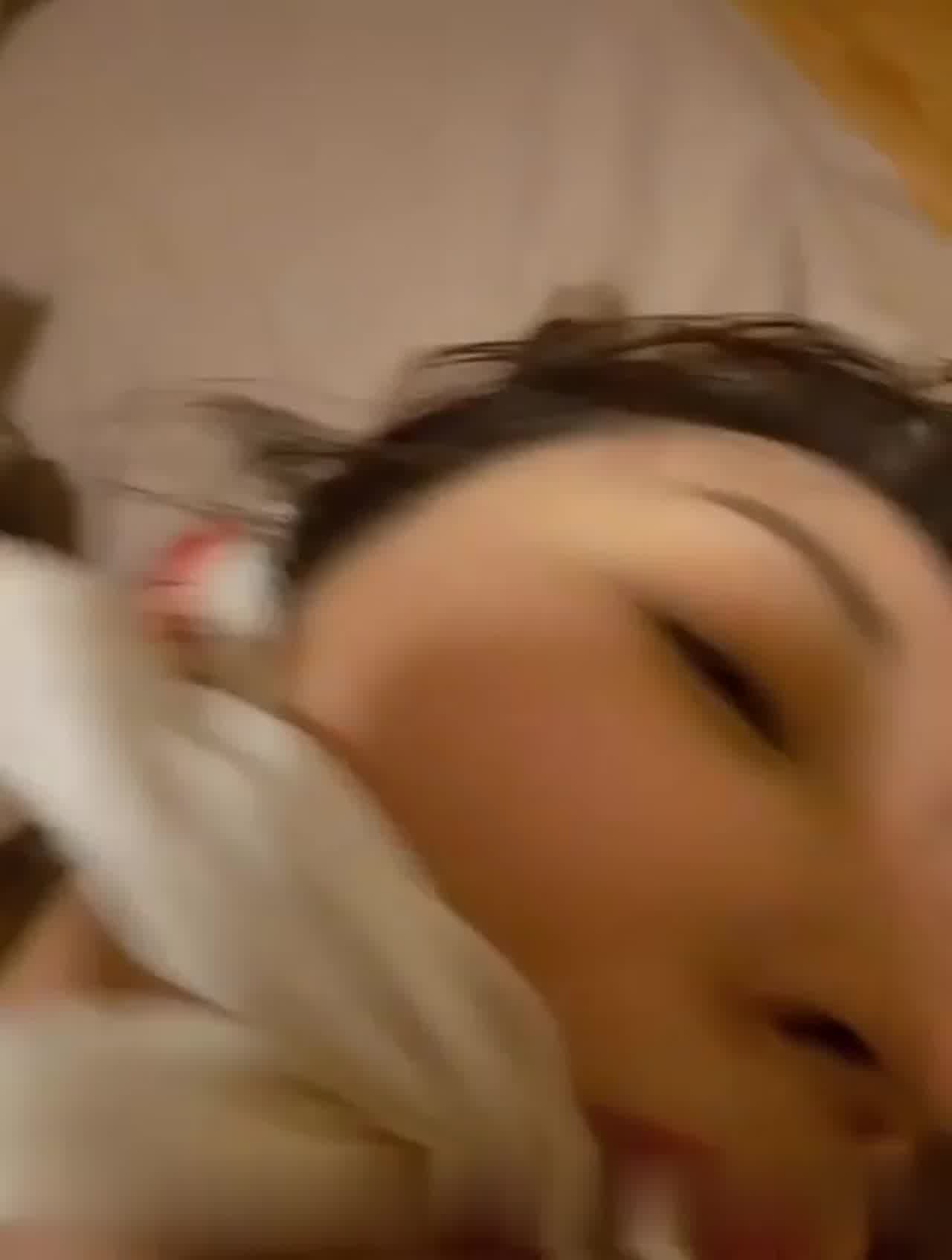  用内裤捆绑住骚妇的嘴压着操 的剧照2