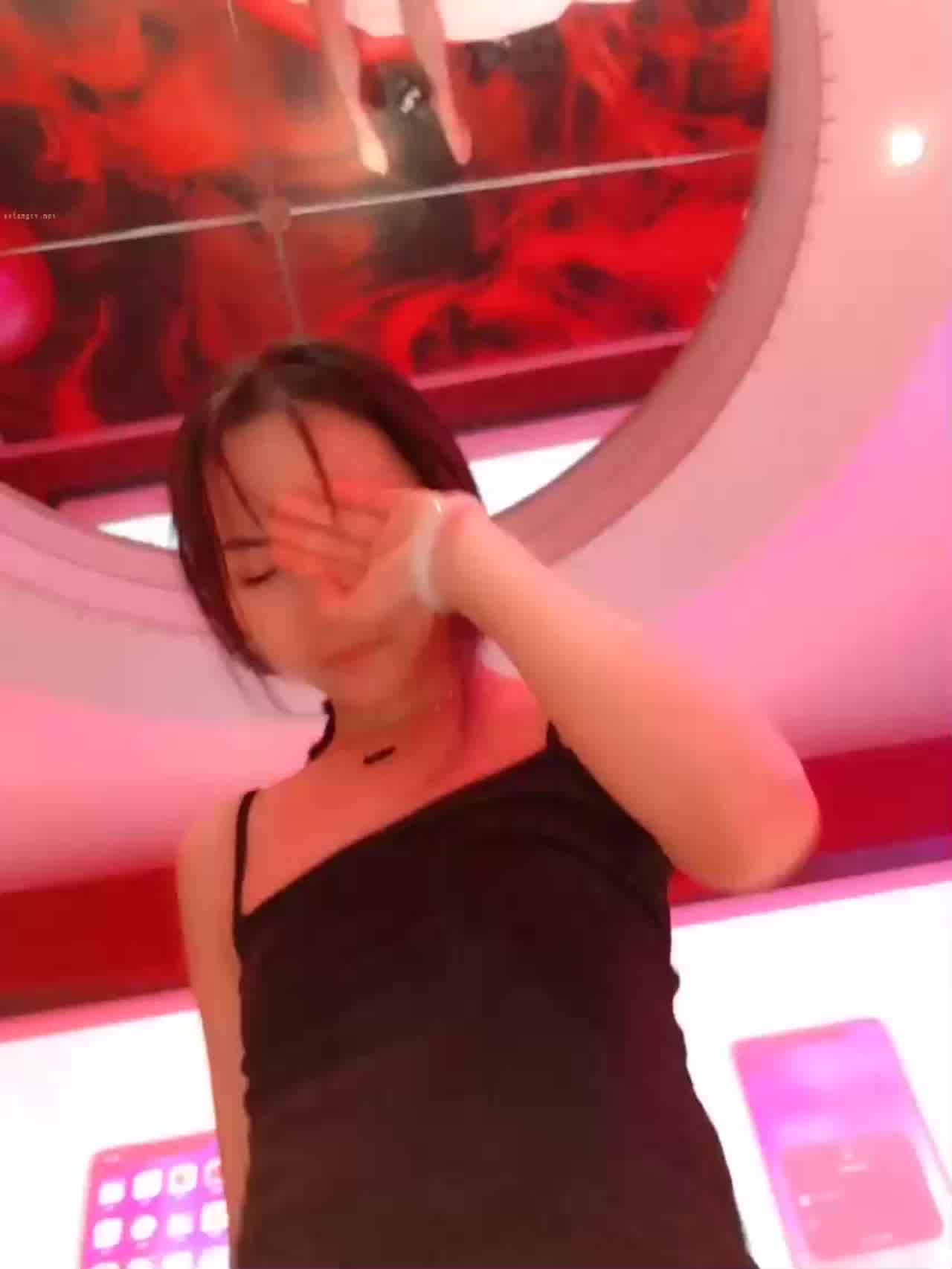  带女友体验主题酒店，原来上面的镜子是这样的作用！ 的剧照2