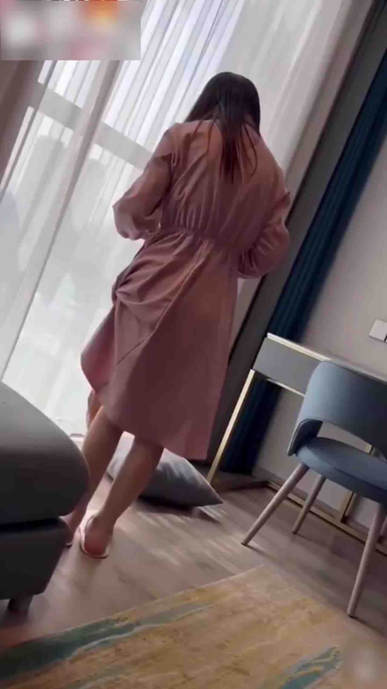  【网曝大连联通事件】公司的97年母狗 背着她男友给我当母狗 一个月给她一万的零花钱 的剧照5