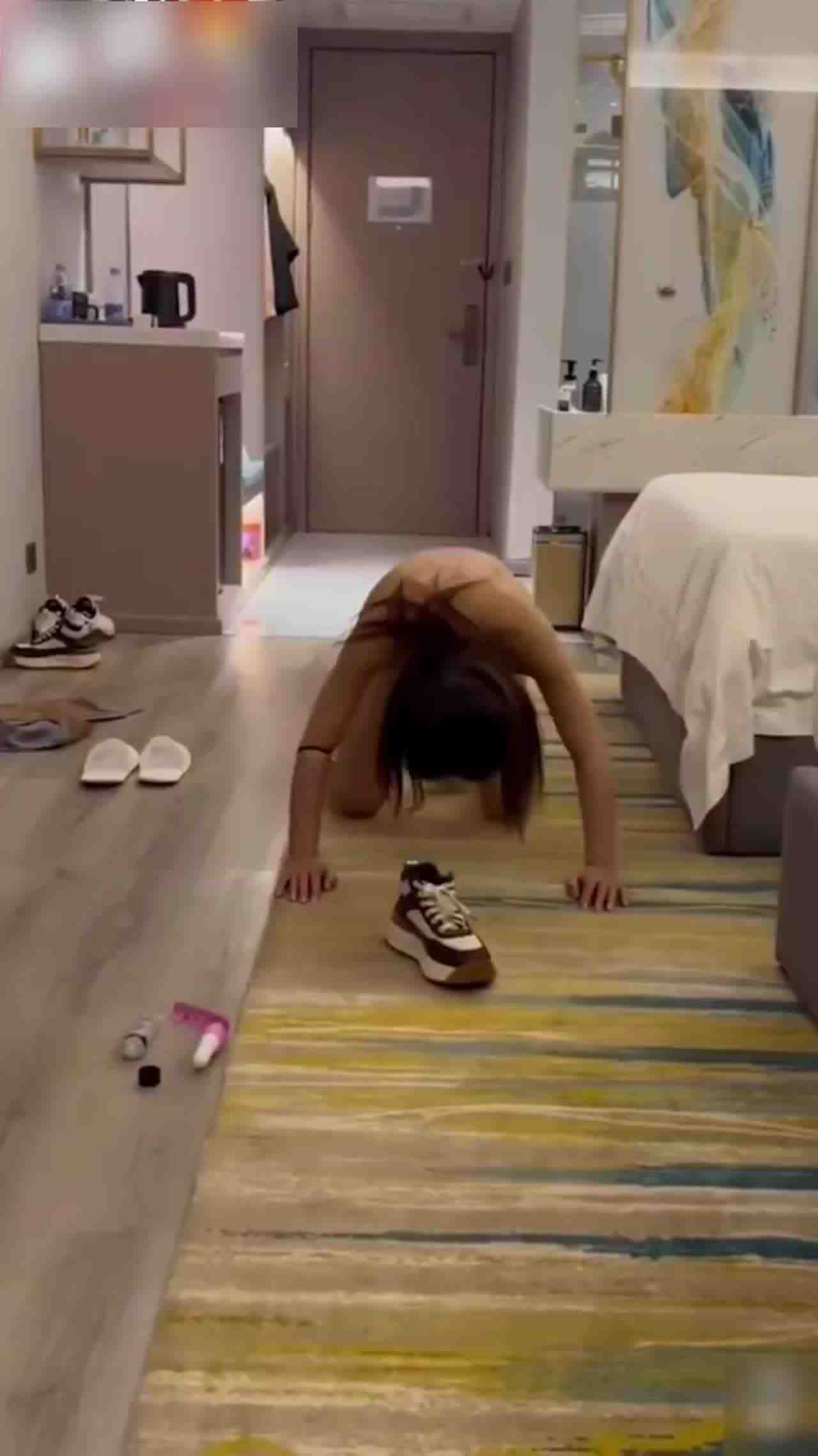  【网曝大连联通事件】公司的97年母狗 背着她男友给我当母狗 一个月给她一万的零花钱 的剧照6