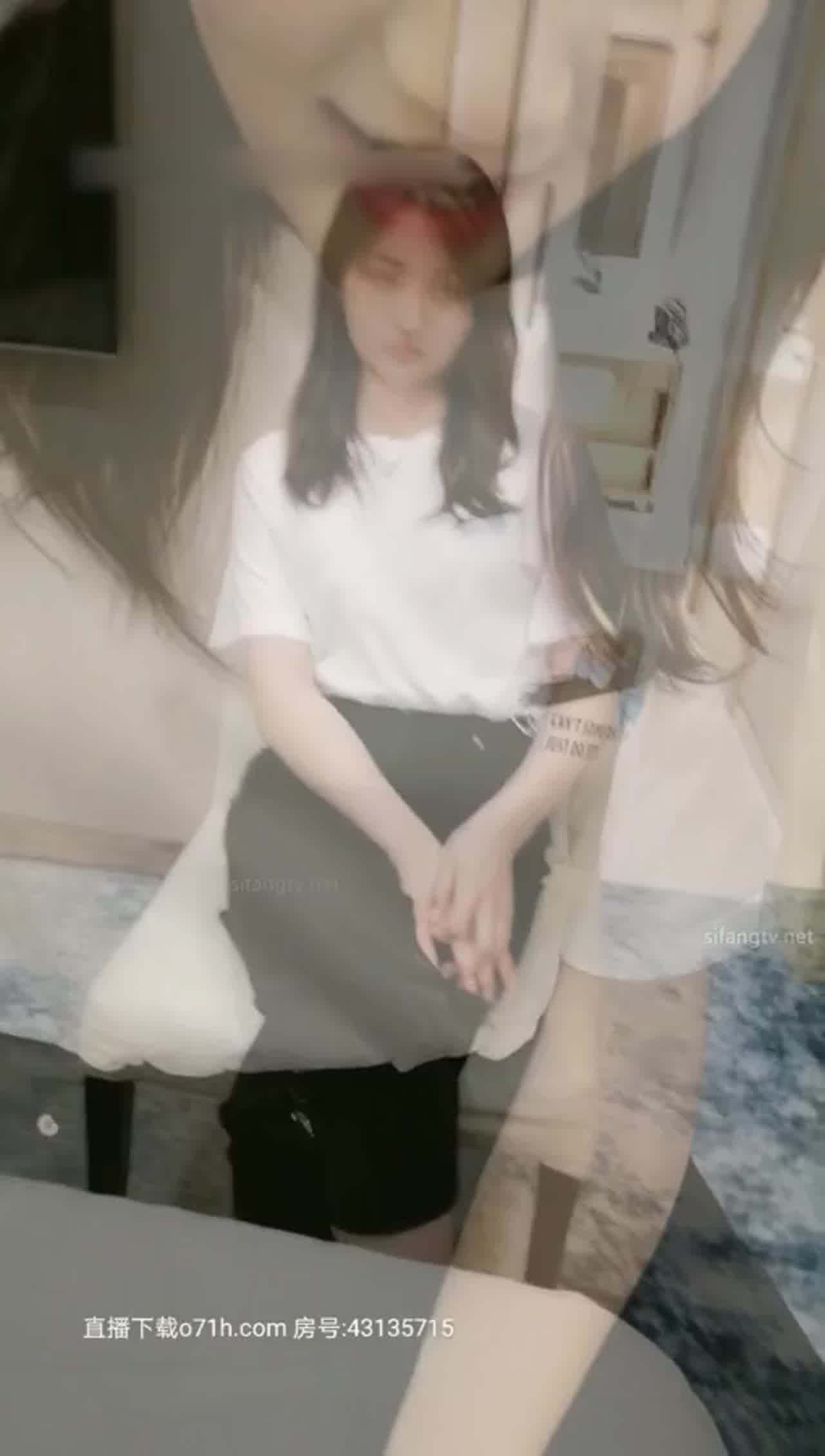  校花第一次出来兼职 先让我好好品尝 的剧照8