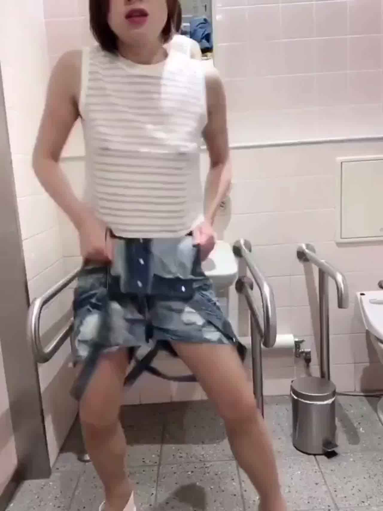  已婚骚妇的厕所诱惑 的剧照7