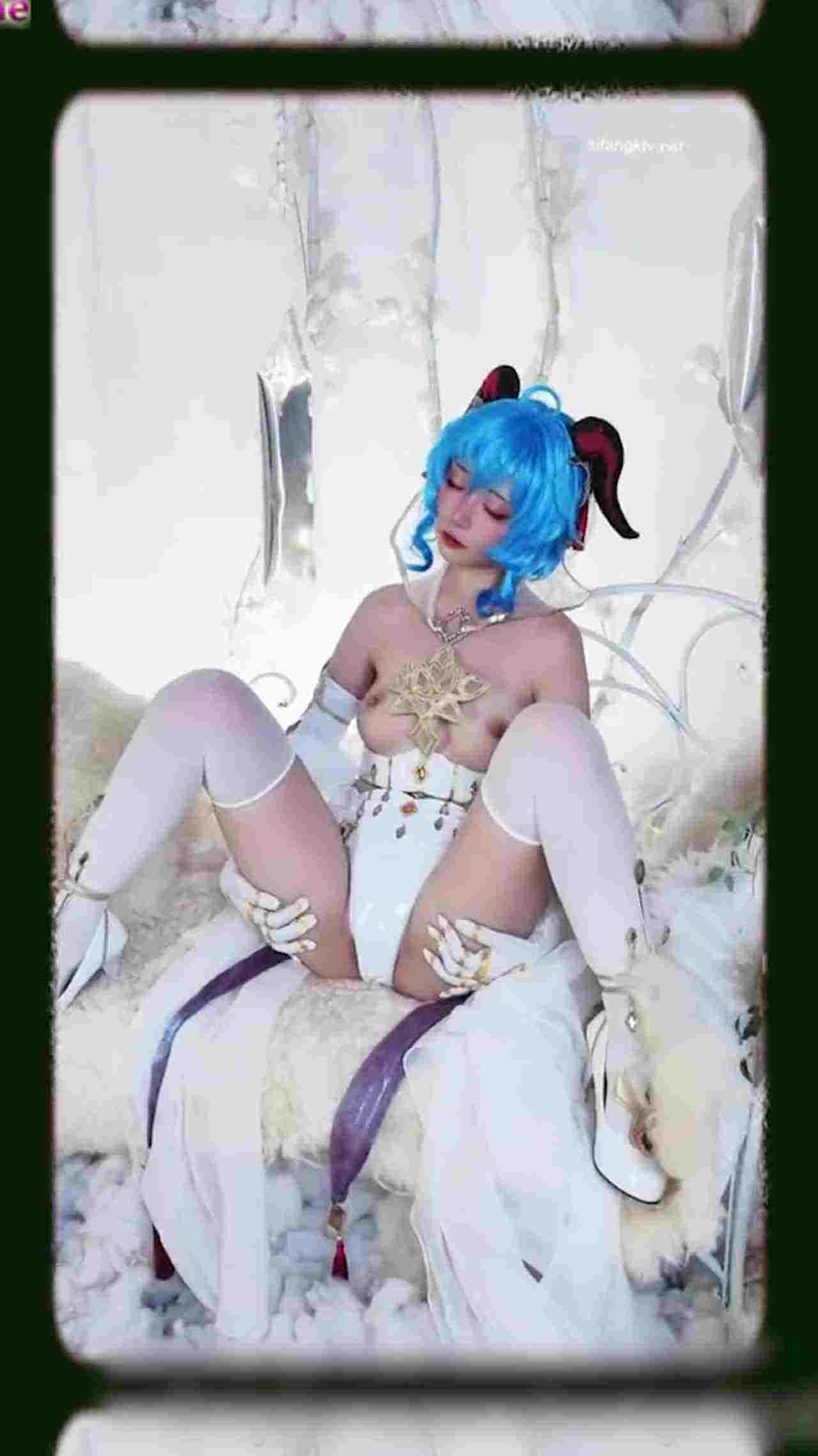  COS清凉写真粉丝露奶直播 的剧照5