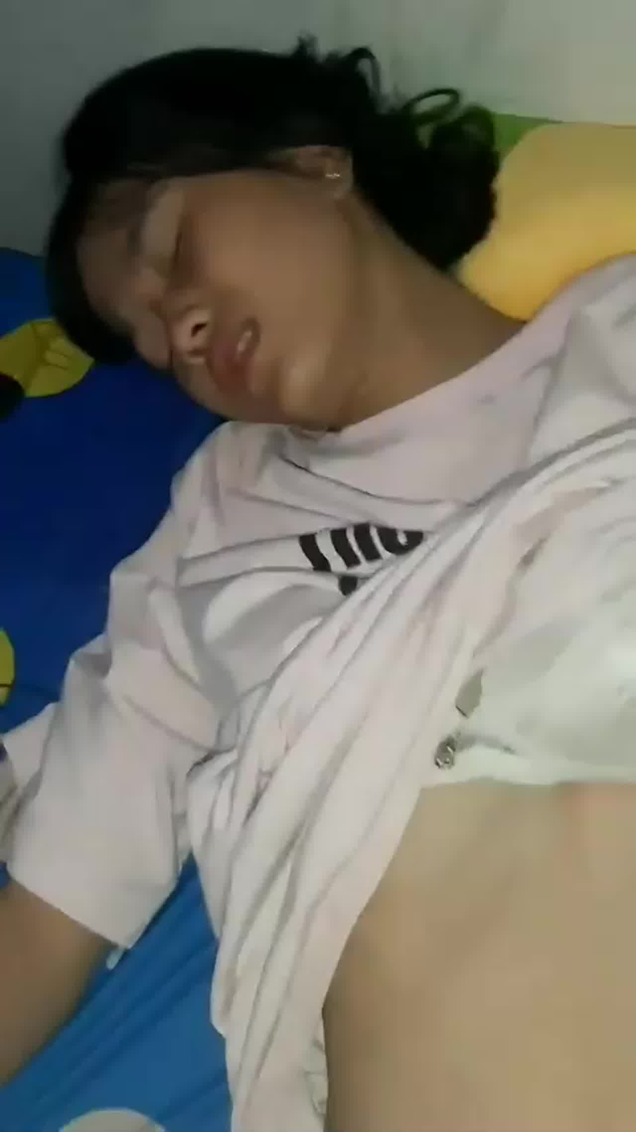  亲妹妹的骚穴就是紧，从来没被开发过 的剧照7