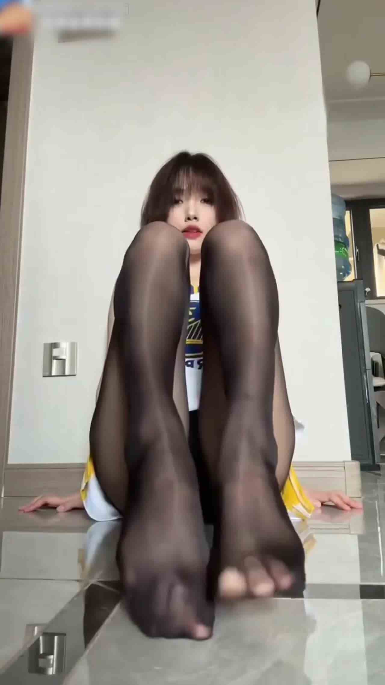  高颜值足控福利黑丝足底 的剧照6