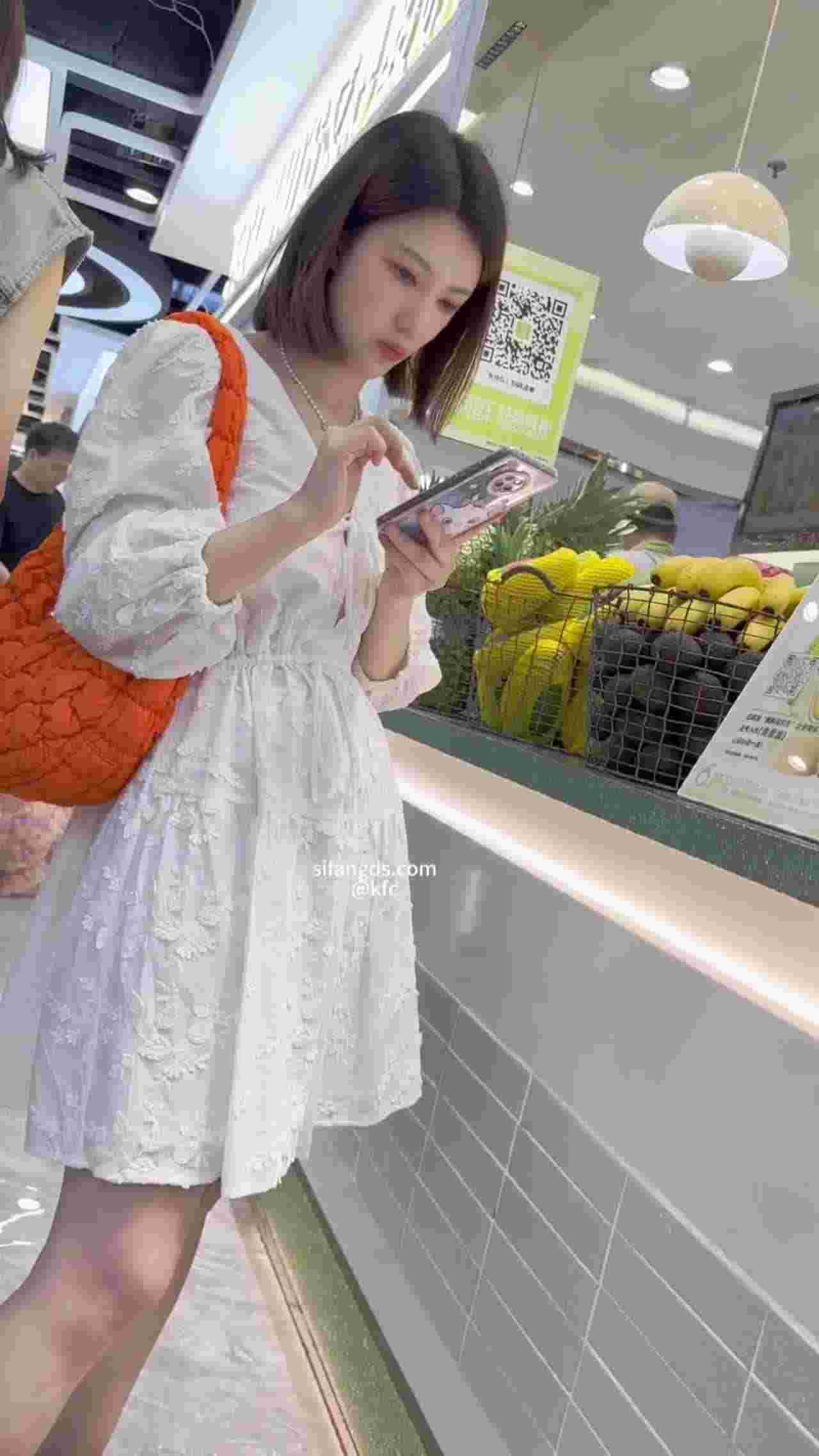  目标对准白衣小姐姐的裙底！ 的剧照1