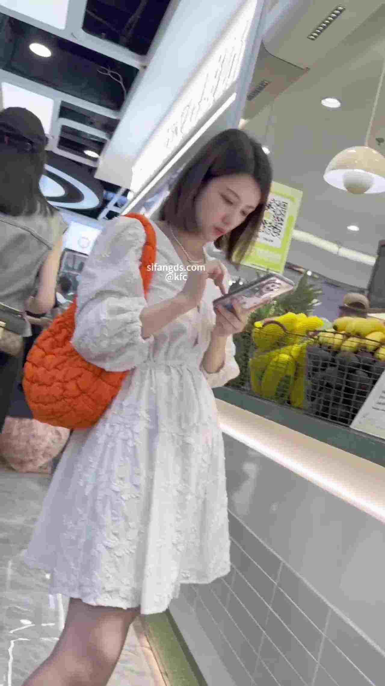  目标对准白衣小姐姐的裙底！ 的剧照5