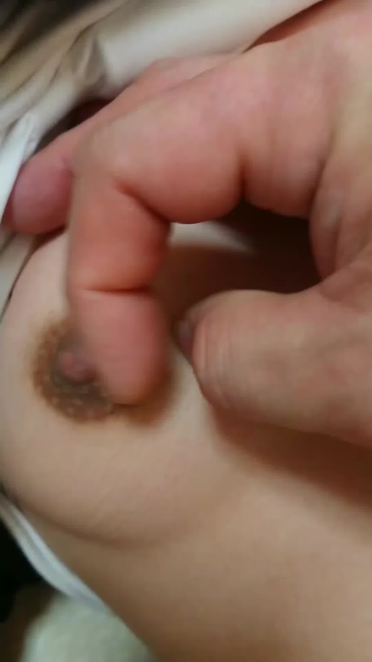  蹭着弟媳睡着过来摸两下 的剧照4