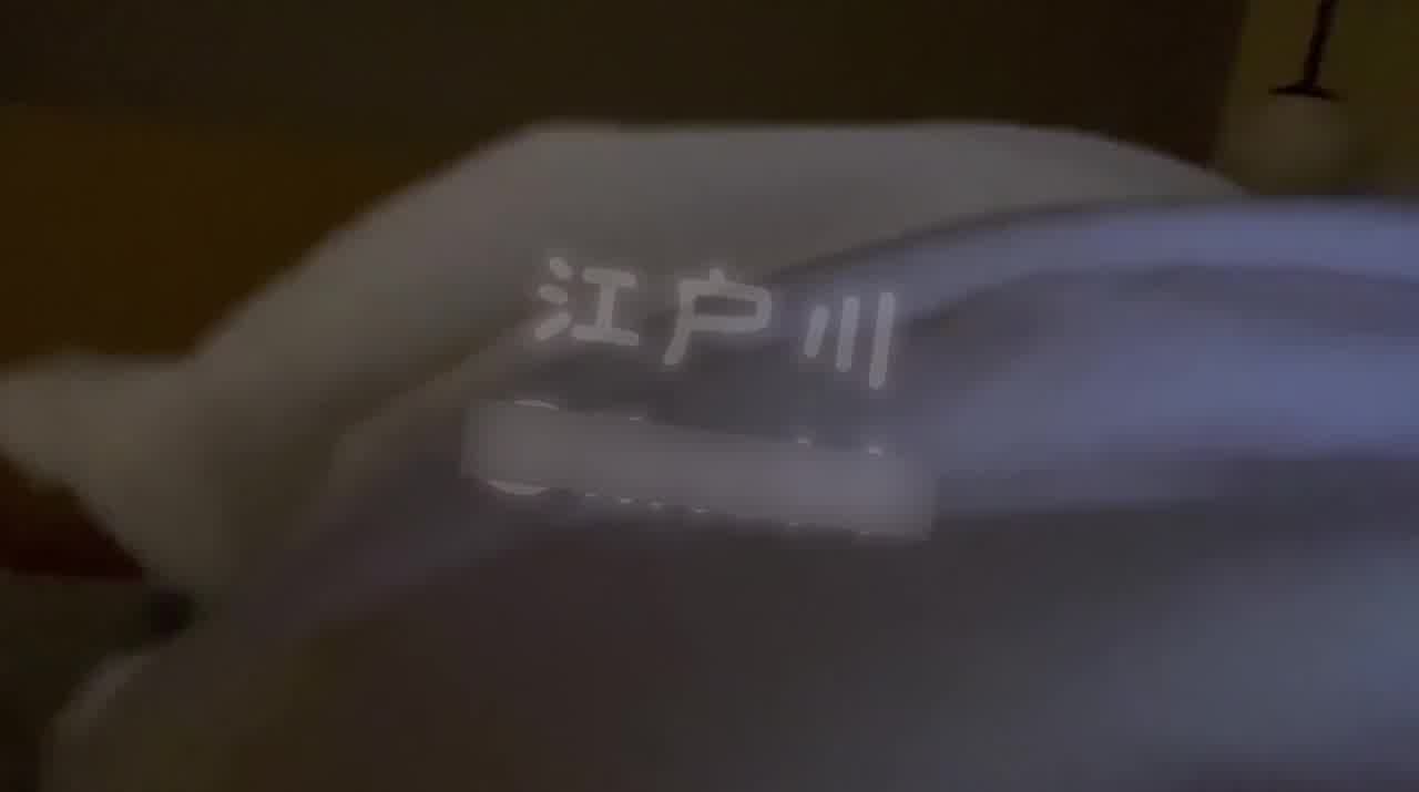  自购推特江户川大神-电竞酒店做爱，这个博主就喜欢在这种娱乐场所调教女友，不是私人影院就是这种地方 的剧照1