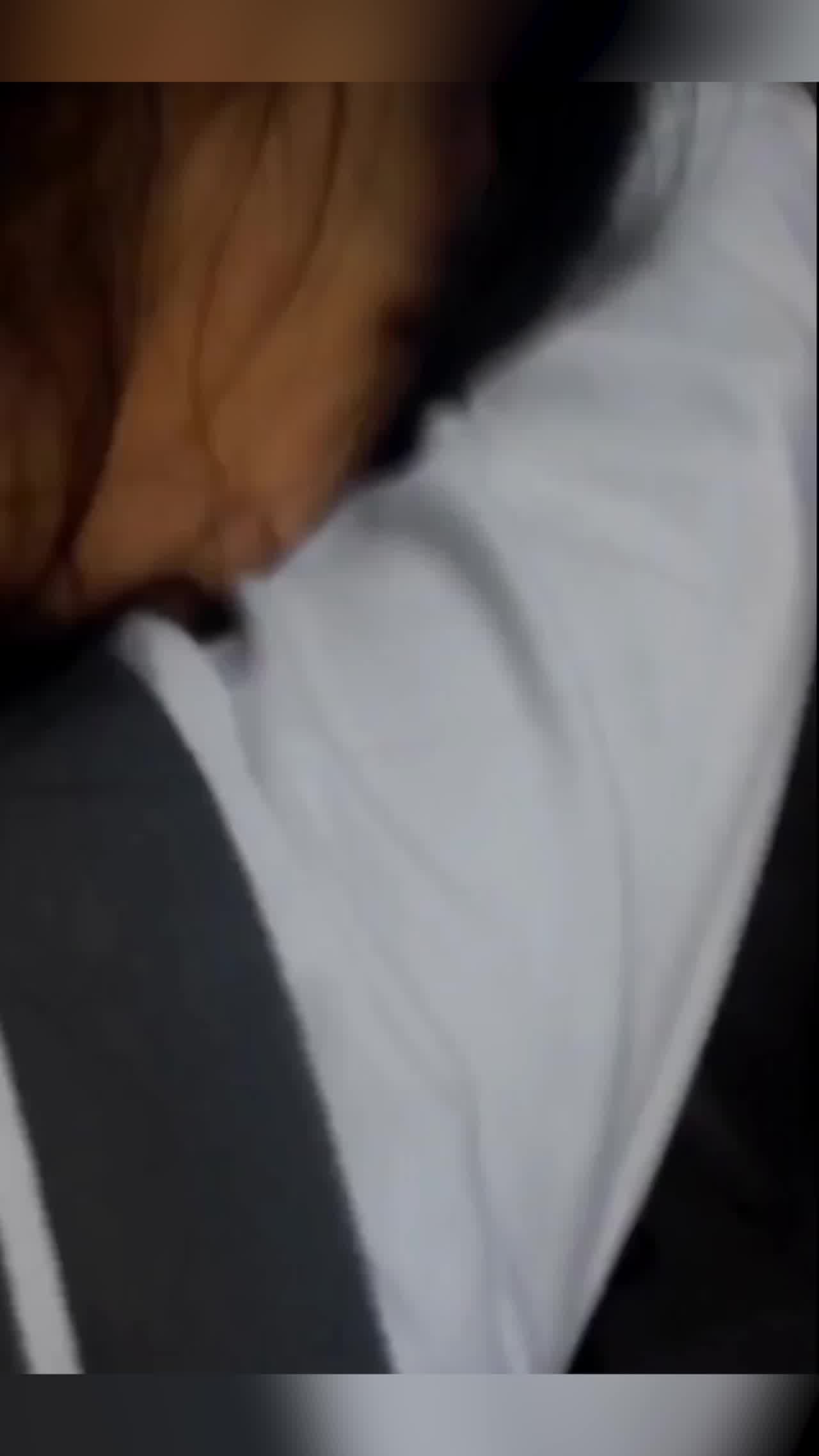  00后情侣商场厕所口交啪啪偷感好强 刺激 的剧照1