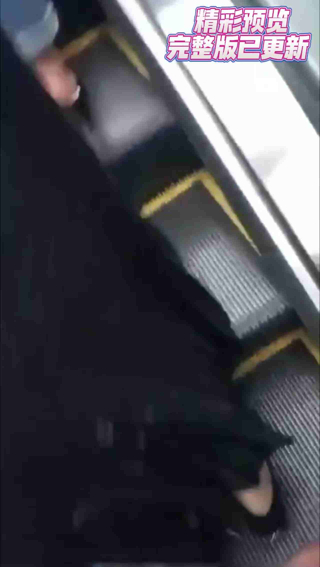  【重磅黑料】户外大神，公共场所，尾随美女，掏出鸡巴就对臀部喷射精液！翻车了哎呀变态，曹尼玛，傻B啊你 的剧照7