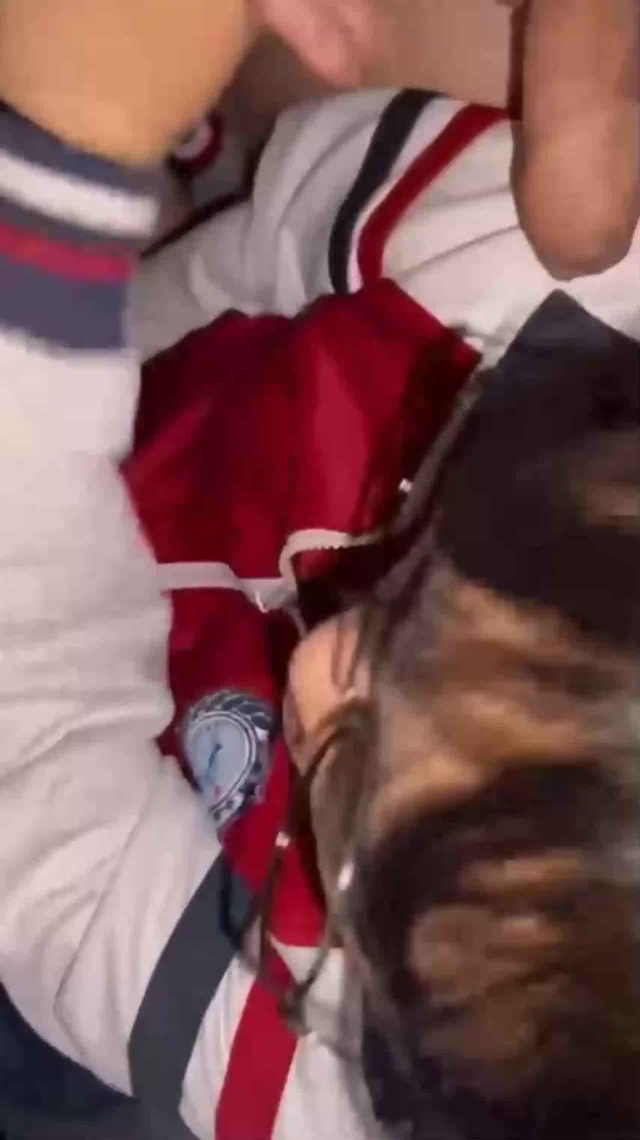  【高中生穿着校服就做爱合集】大巴车实录校服底下摸胸，口鸡巴，跟男友开放校服淫乱精选，学生那么开放？ 的剧照1